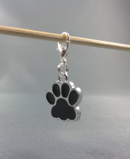 Pfote Anhänger Tatze Emaille Bettelarmband schwarz black Charm Emo Gothic Punk