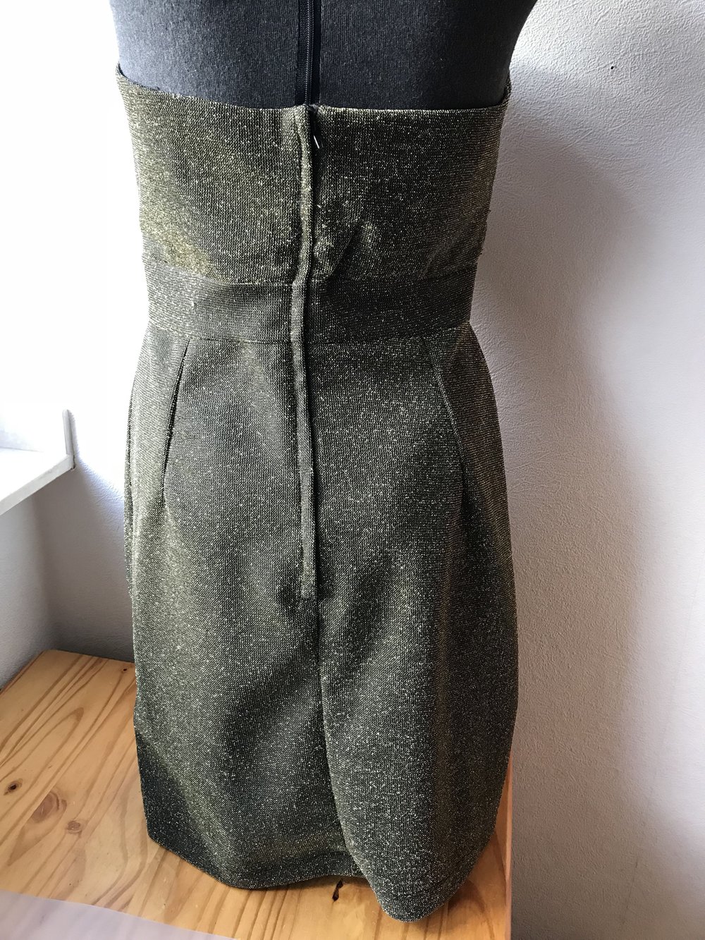 Schulterfreies Glitzerkleid