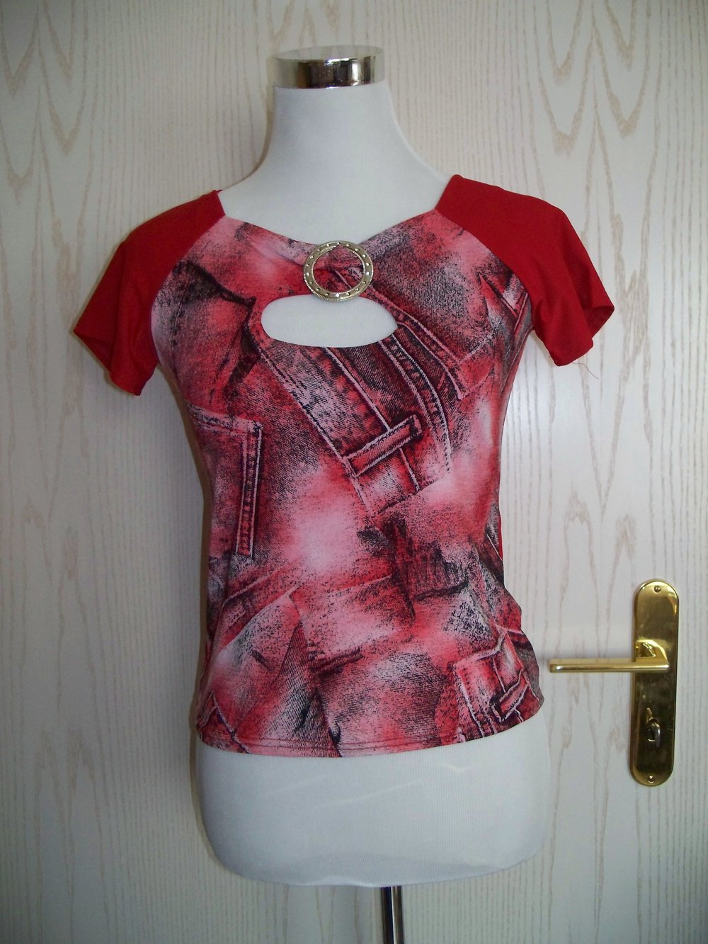 Retro-Shirt in rot mit sexy Cut-Out vorne