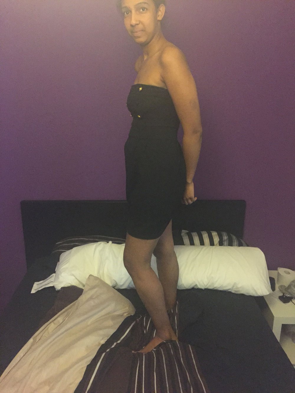 Schwarzes Melrose Kleid mit goldenen Knöpfen 