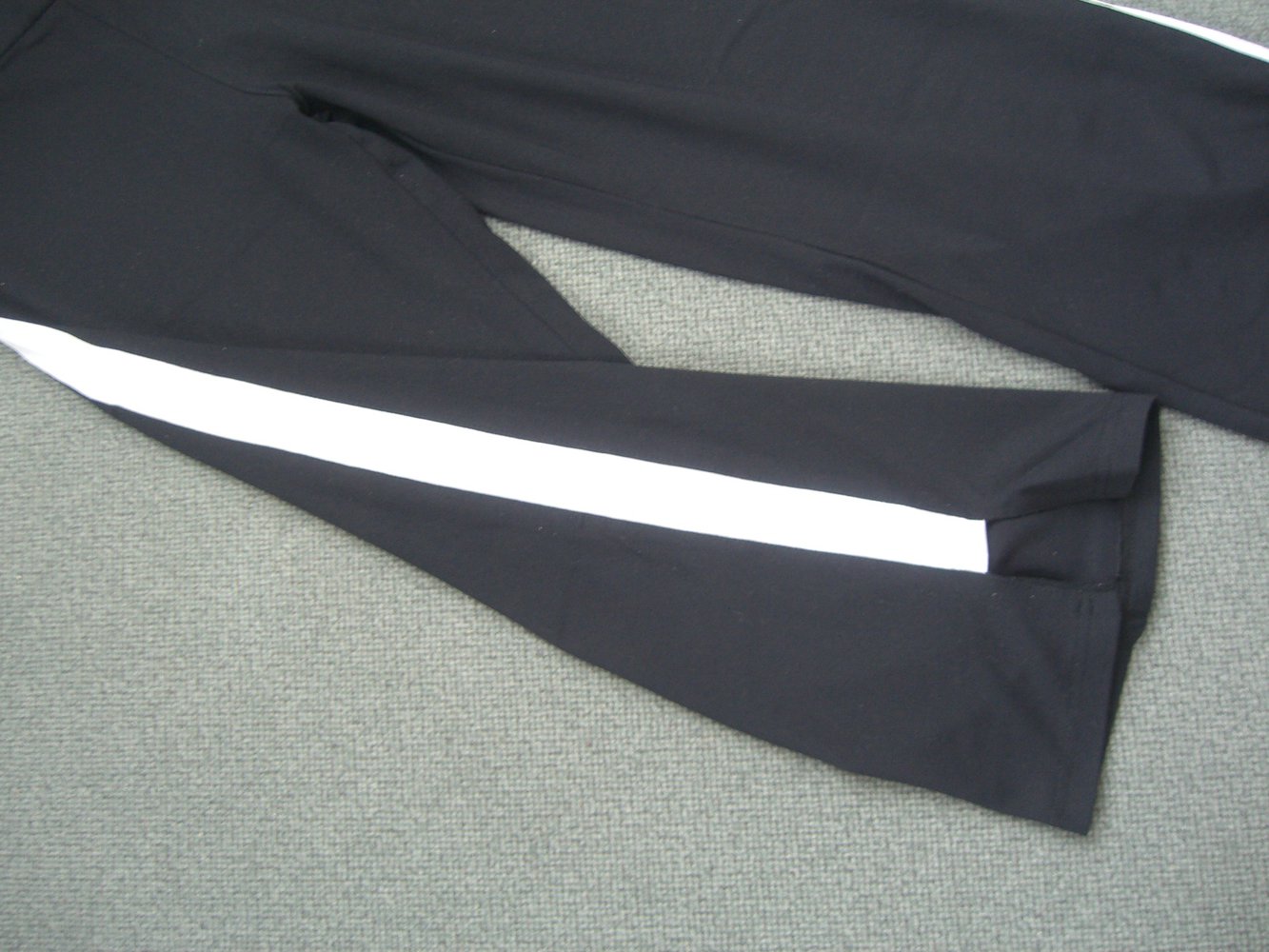 Schwarze Sporthose mit weißem Streifen