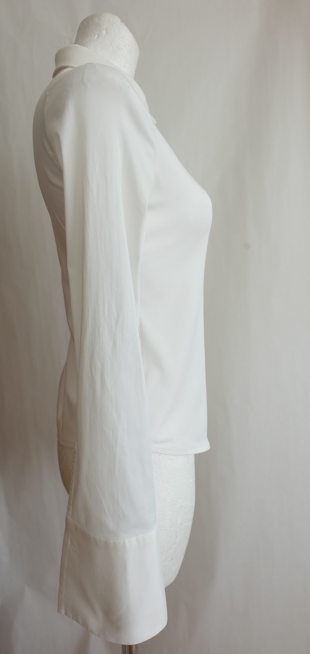 Zarte Baumwollbluse mit Elastan, Tailliert, extra breite historisch geschwungene Manschette, Raglanärmel mit Hemdkragen in weiss