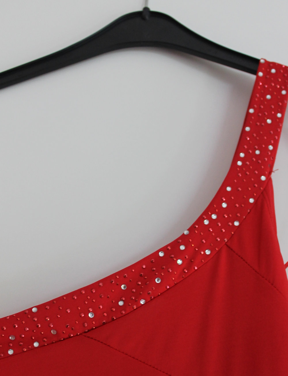 sexy, rotes Kleid einschultrig