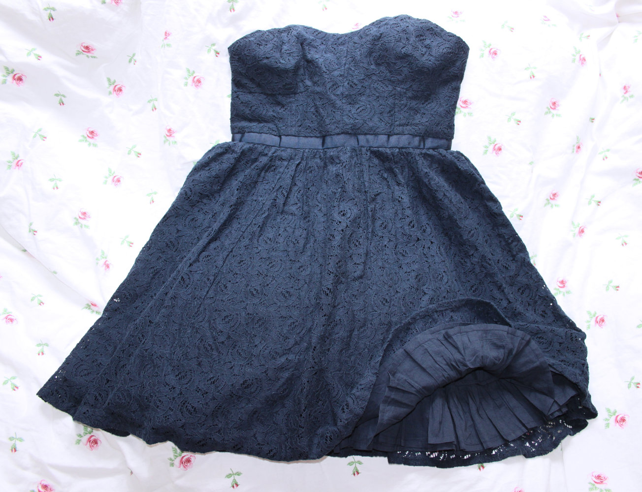 TRAUM Bandeaukleid aus dunkelblauer Baumwollspitze mit versteckten Rocktaschen