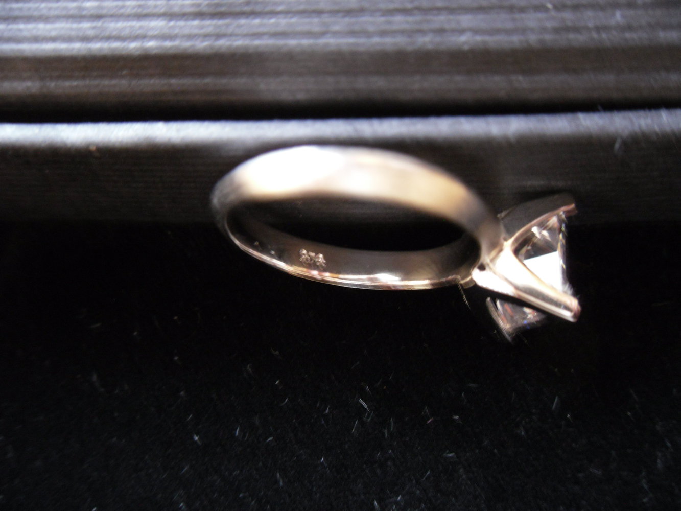 Silberring mit quadratischem Zirkoniastein 