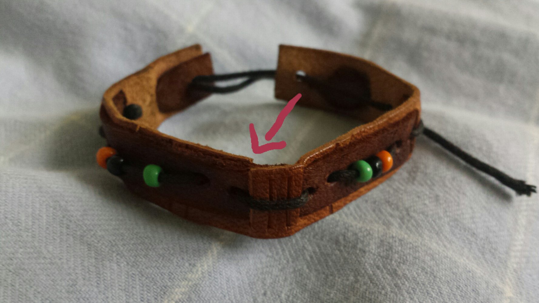 Braunes Lederarmband mit Perlen