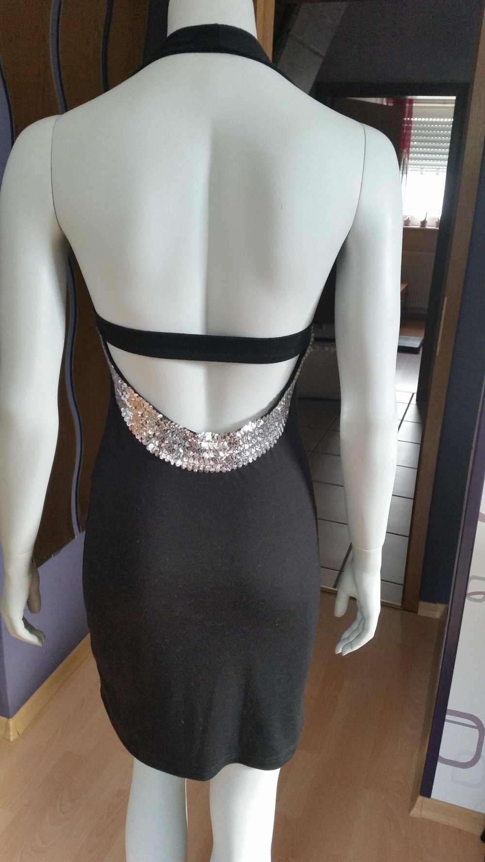 Schwarzes kurzes Kleid