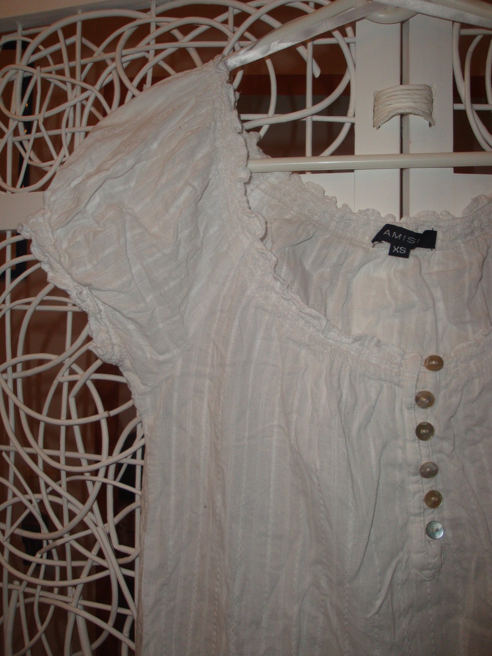 weiße Bluse mit schimmernden Knöpfen