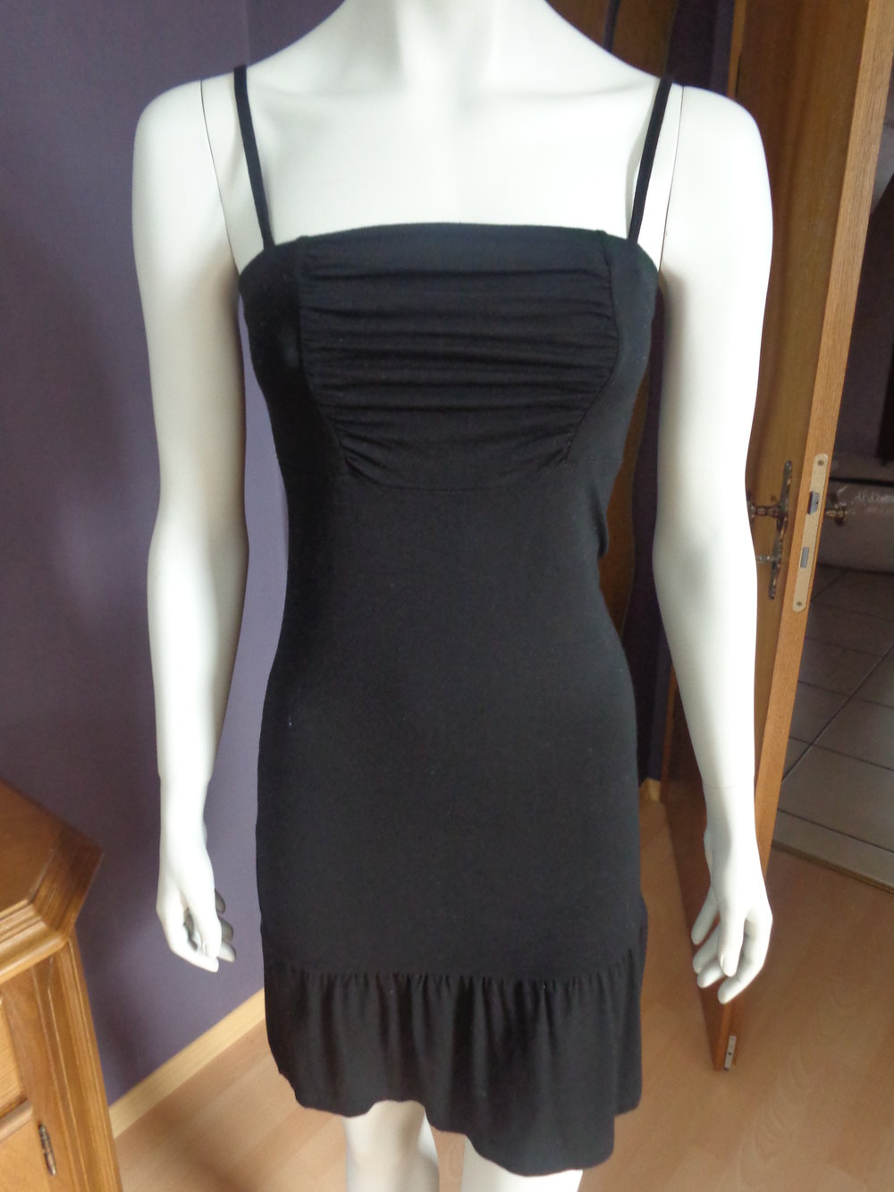 schwarzes schlichtes Minikleid