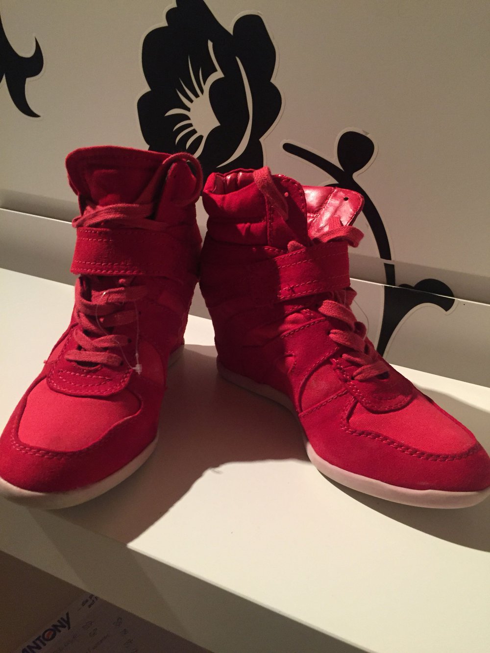 Rote Keilabsatz Turnschuhe