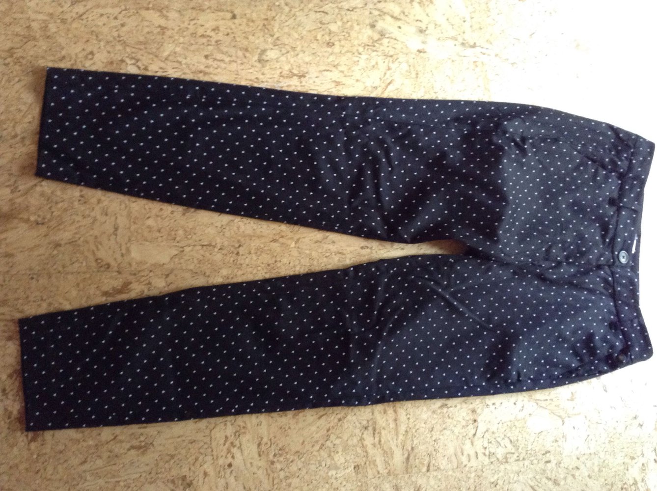 Schwarze Hose mit weißen Dreiecken