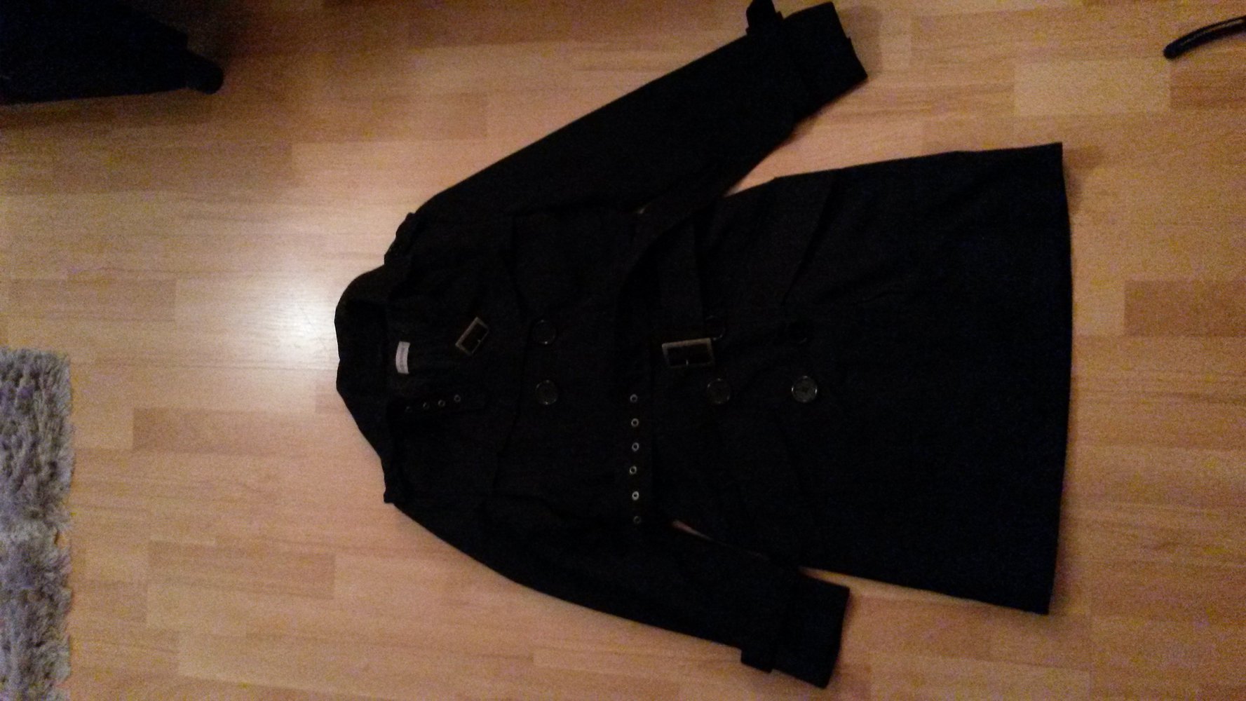 Eleganter Schwarzer Mantel mit Schnalen