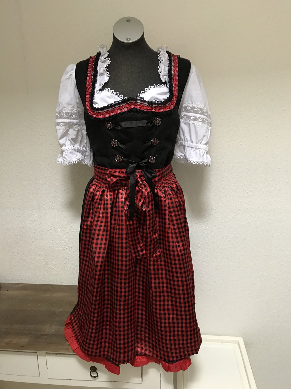 Dirndlbluse mit Rüschen
