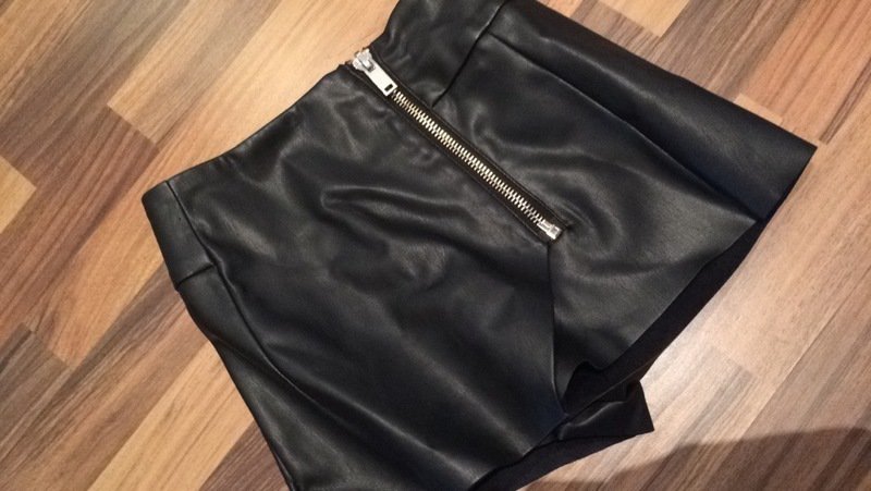Schwarze Leder Hotpants mit Reißverschluss vorne neu
