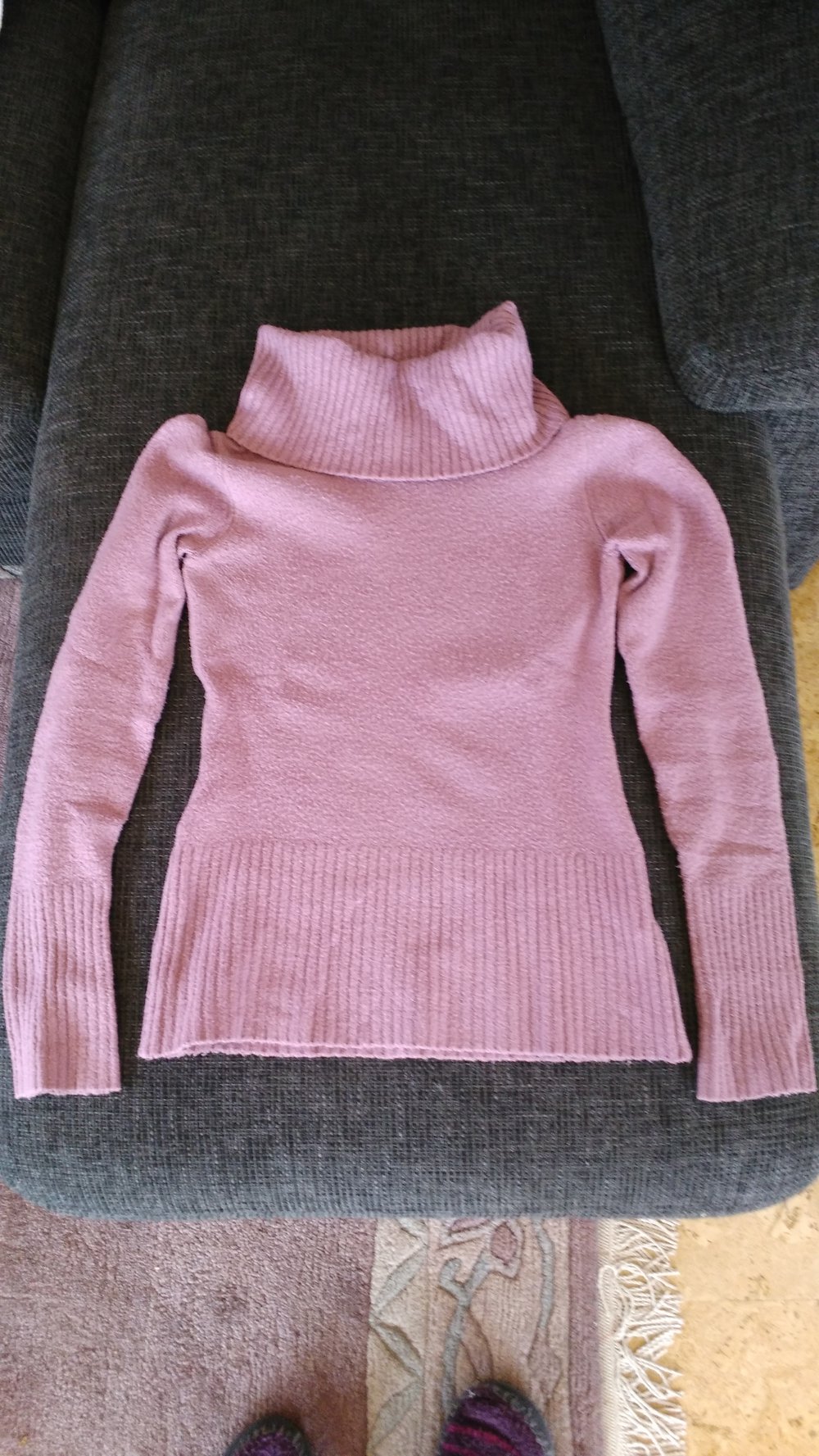 violetter Strickpullover