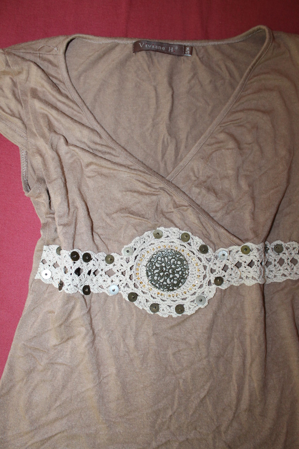 schönes Oberteil mit Brosche in besch
