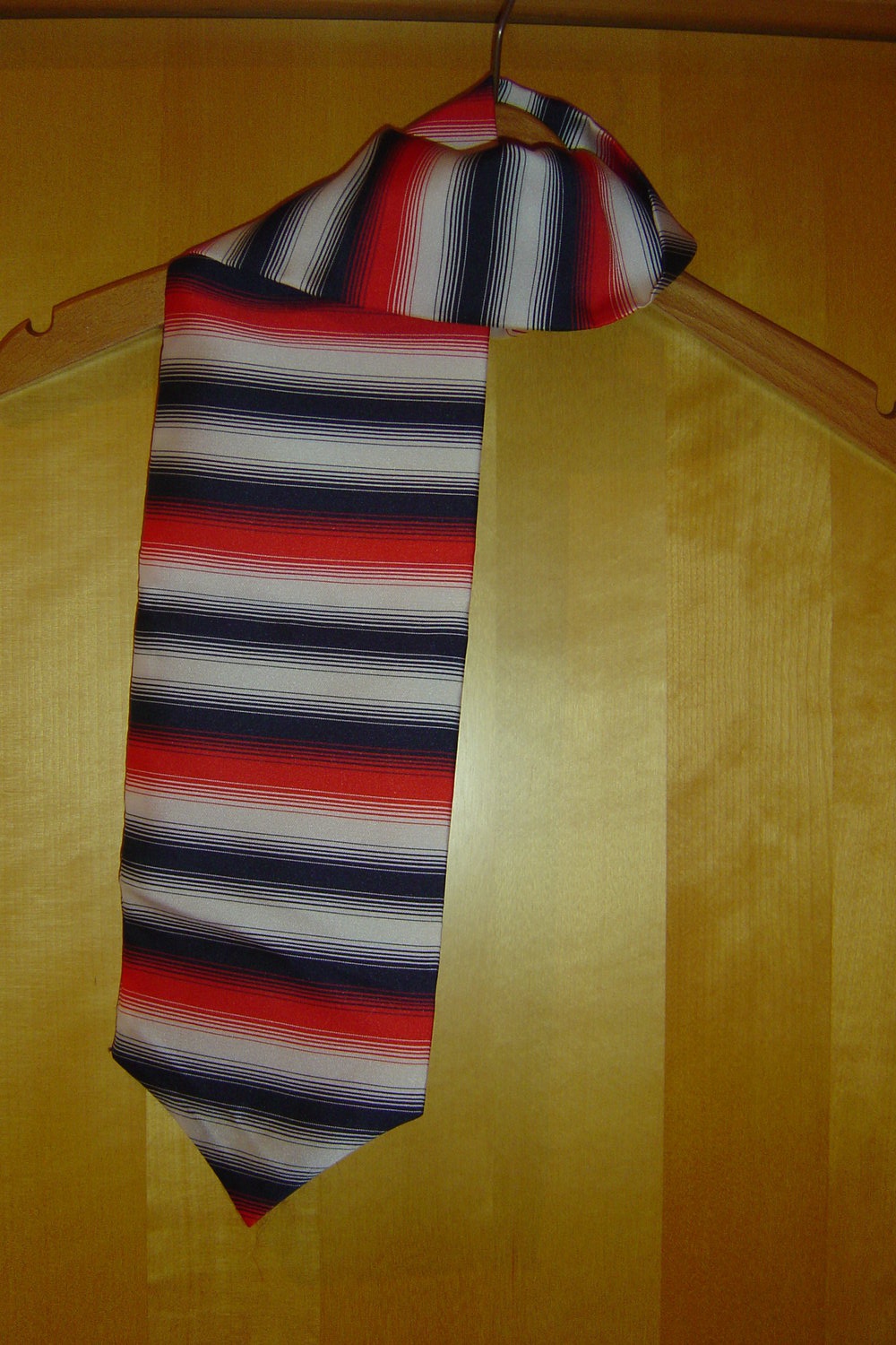 Blau-rot-weiß gestreiftes Tuch