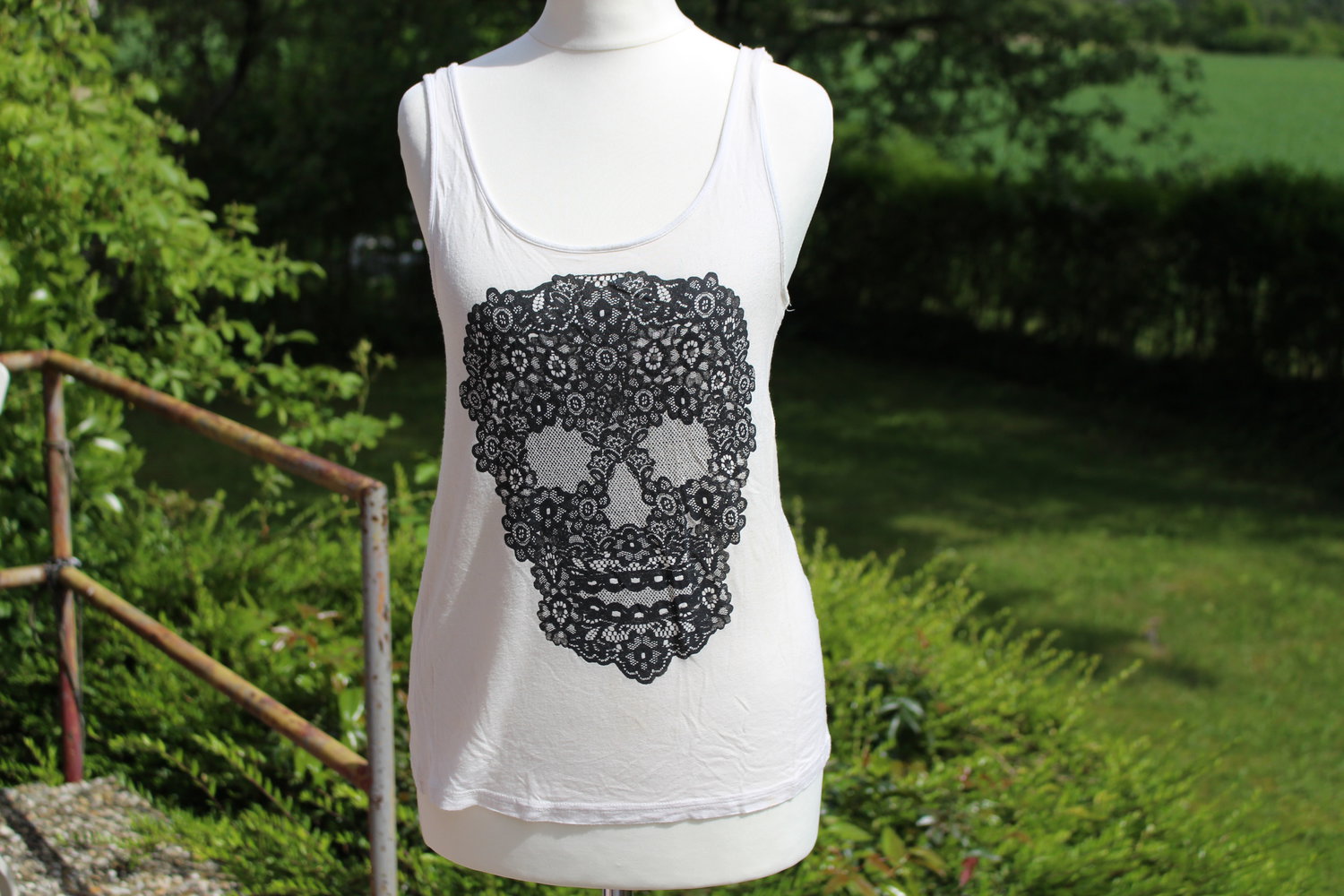 weißes Top mit Totenkopfaufdruck