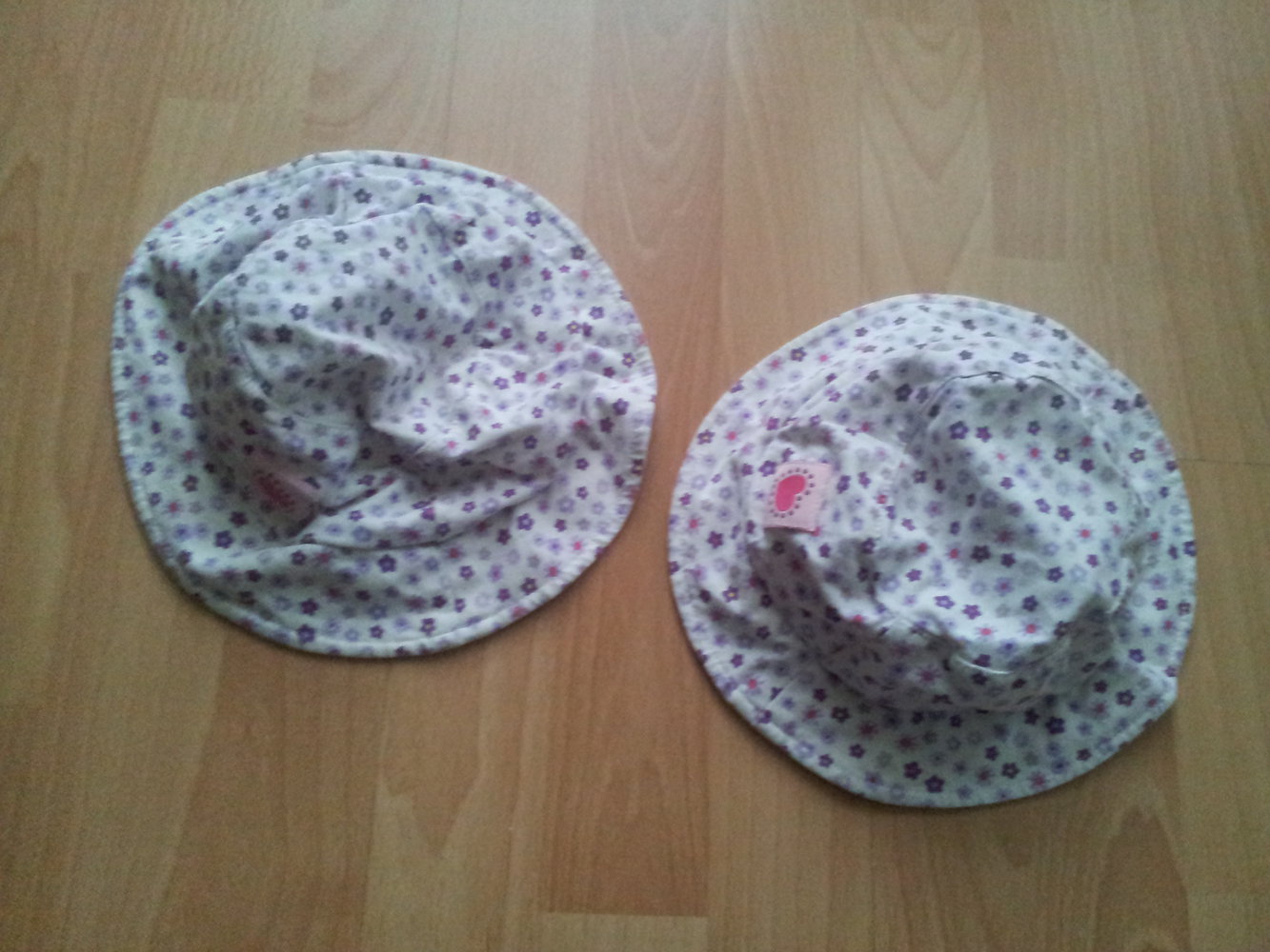 2x Schlappmützen Sommermützen Blumen Zwillinge