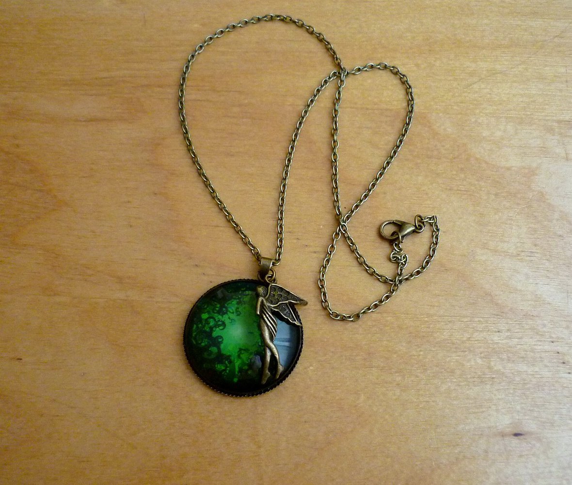 Kette grün schwarz Elfe Fee Muster Ranken düster Gothic Vintage Goa Medaillon