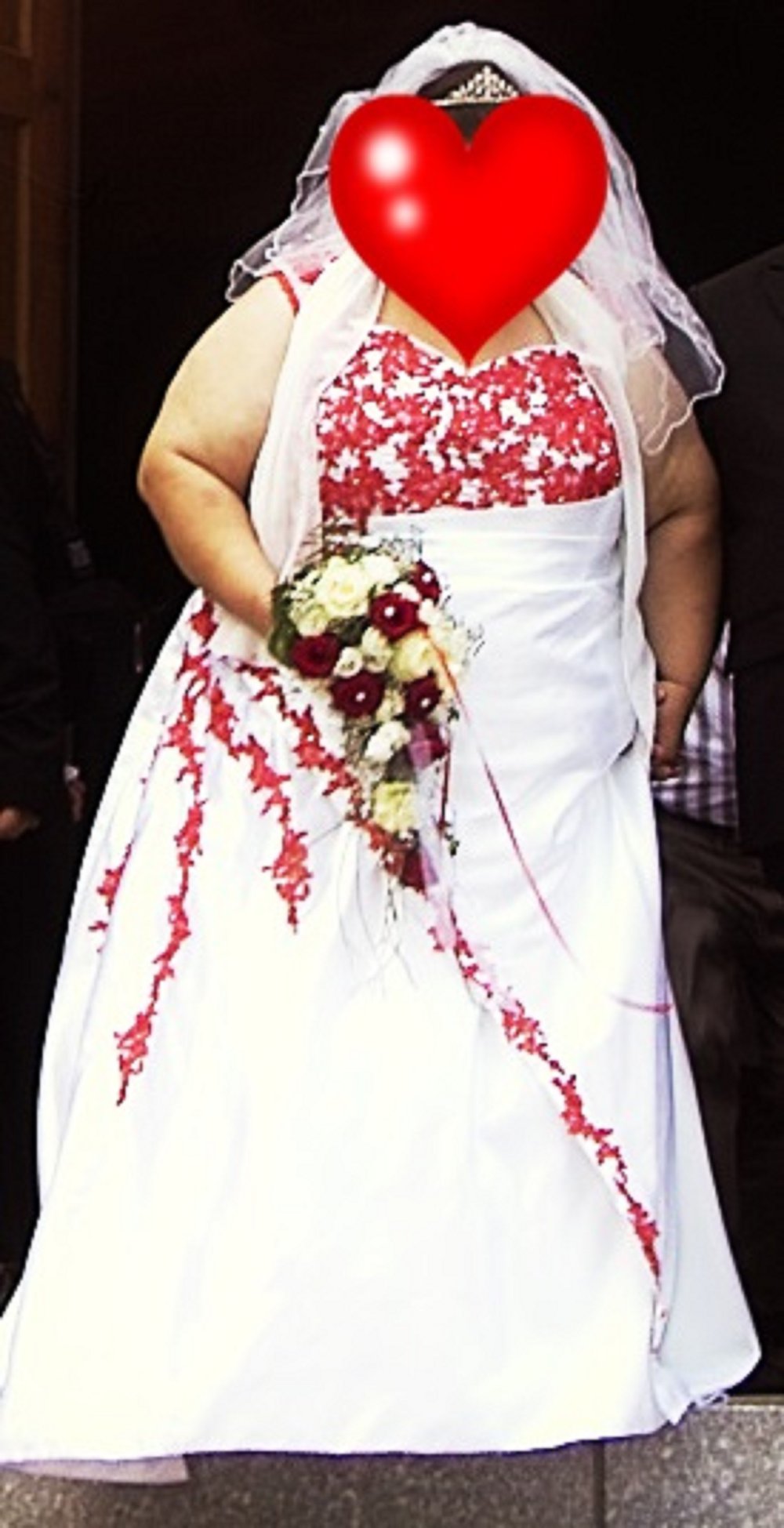 Bruatkleid Übergröße rot Stickerei Pailletten Schleppe Reifrock Schleier Bolero Herzausschnitt