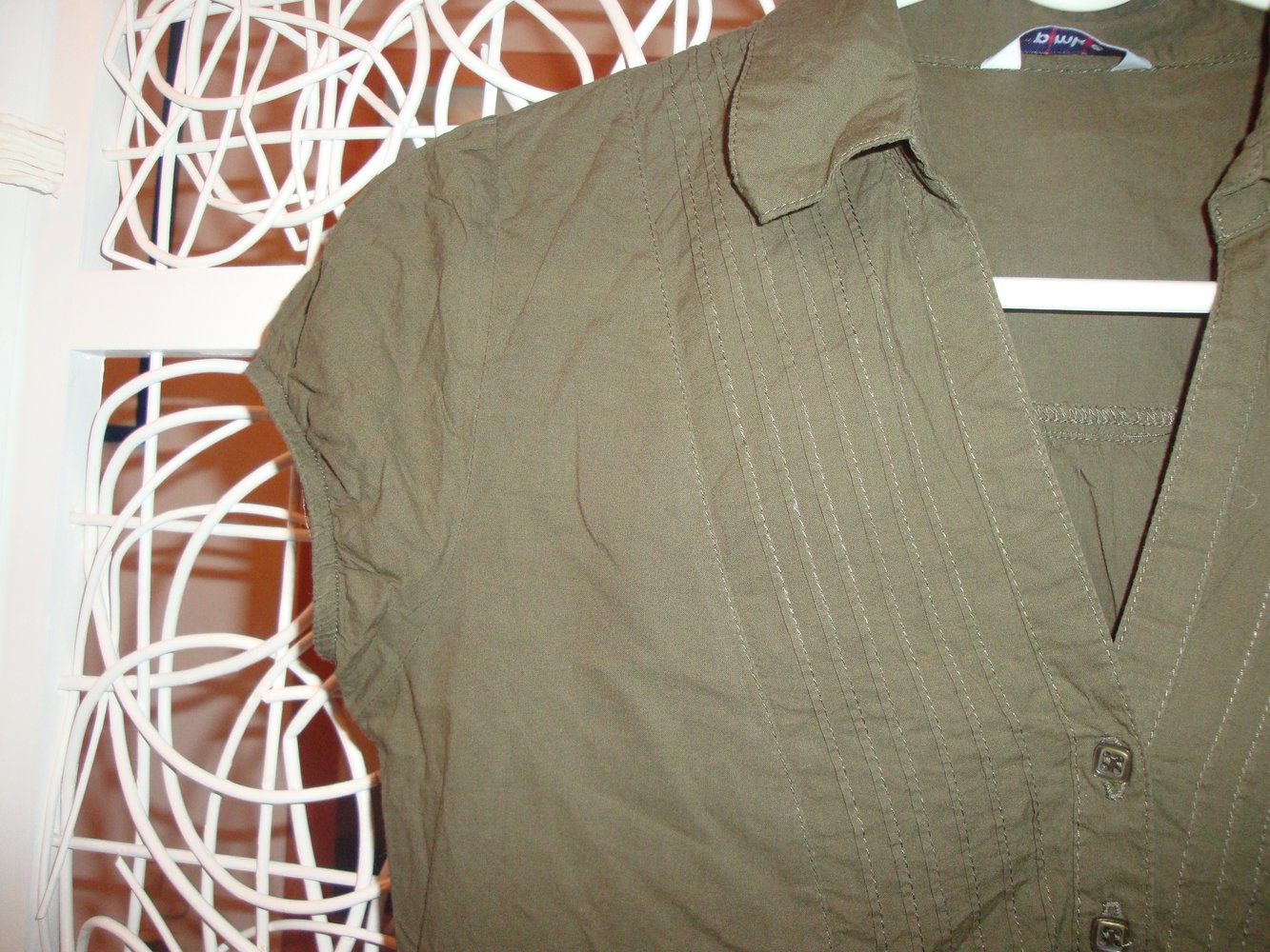 khakifarbene Kurzarmbluse