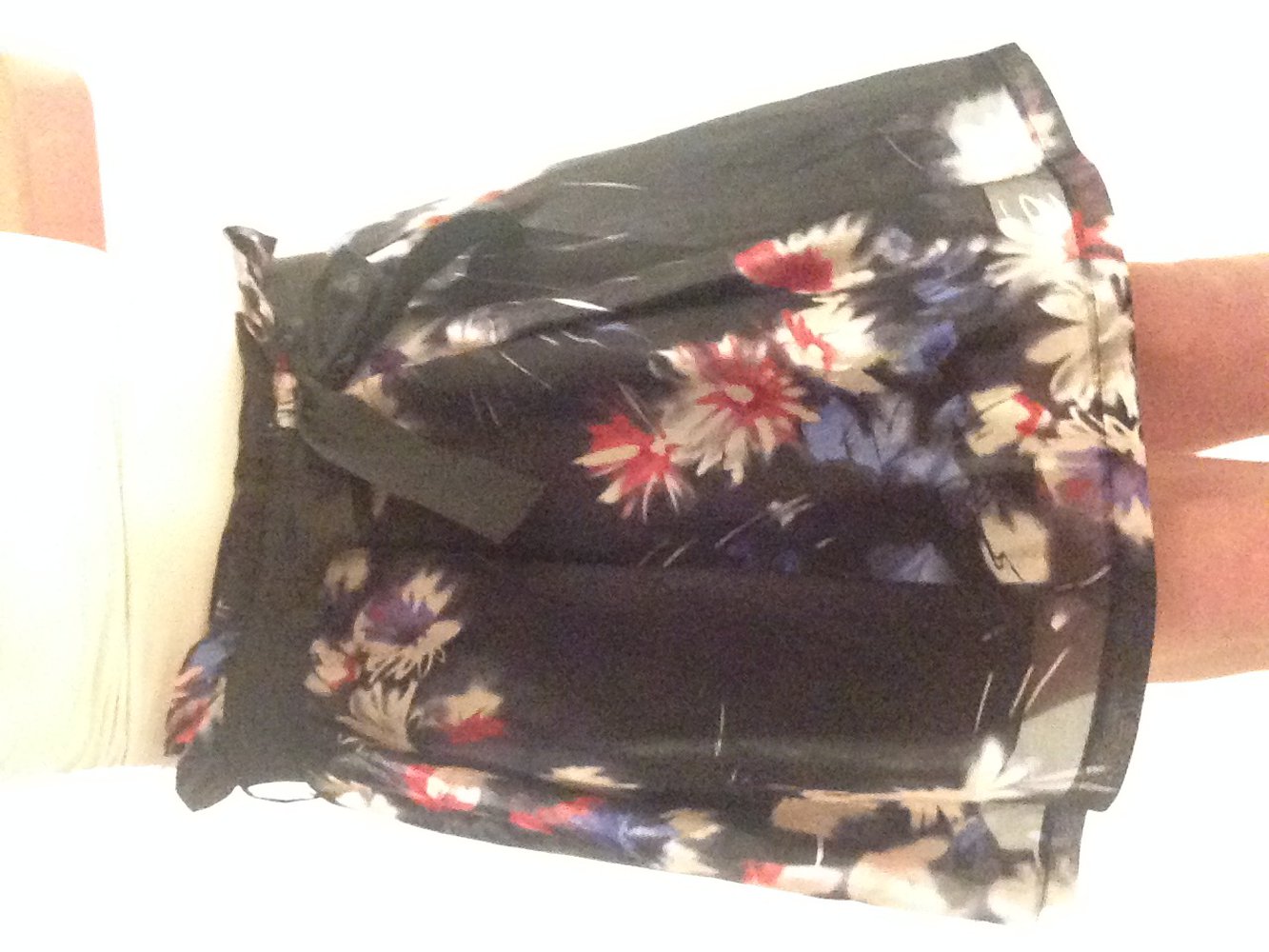 verspielter, blumiger Seidenrock von Sisley