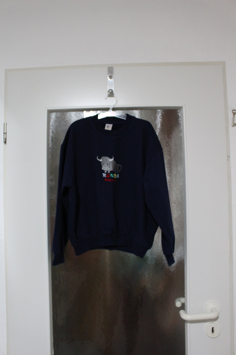 97. Sweatshirt blau mit Stickerei, Gr. 140