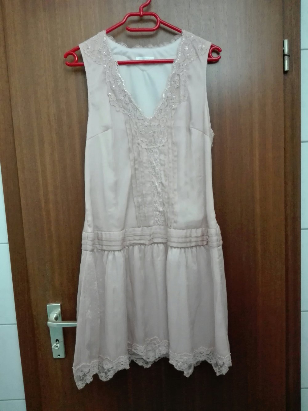 rosa Abendkleid mit Perlen und Pailletten