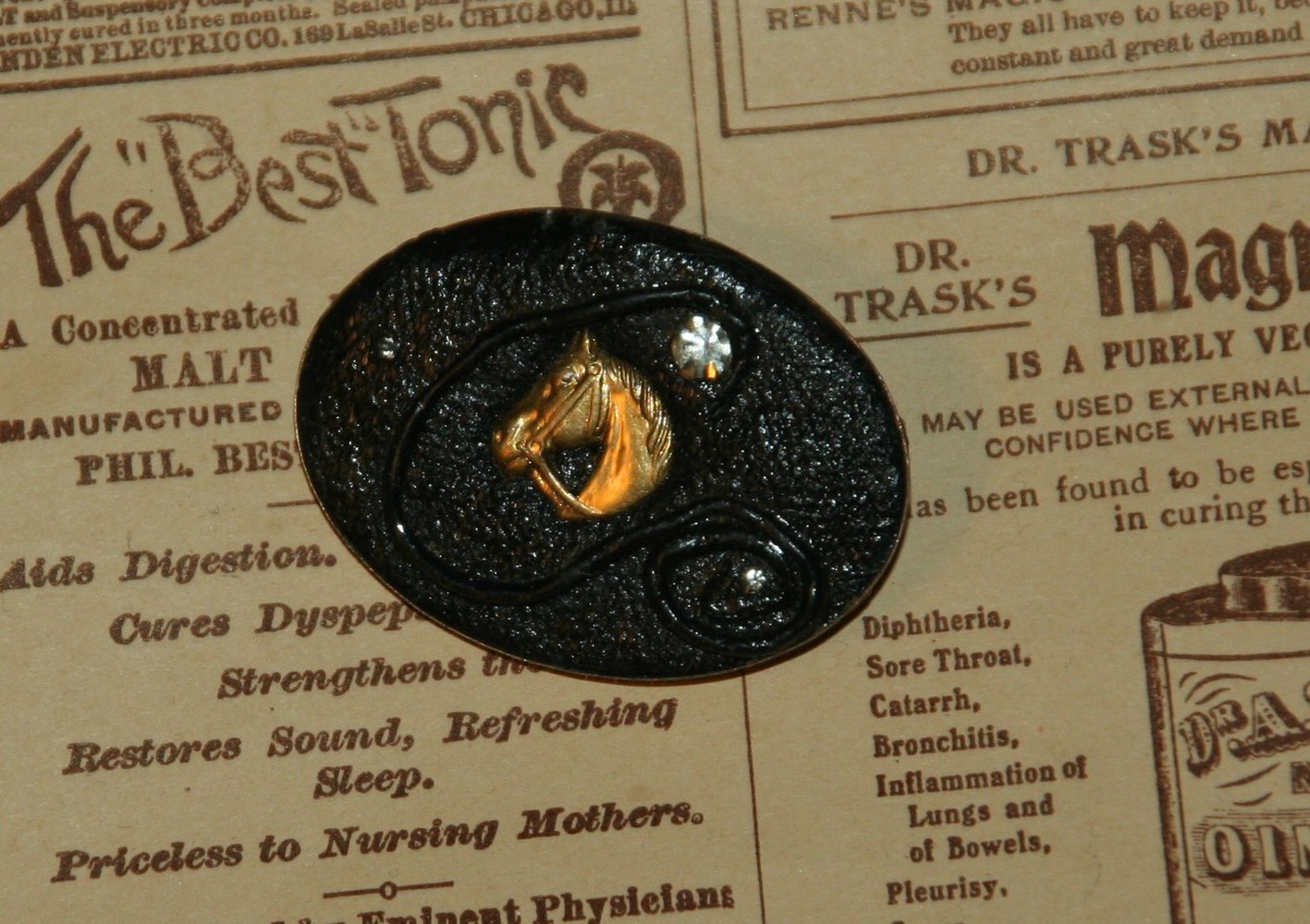 Brosche Fimobrosche mit Pferd Strass schwarz Gold