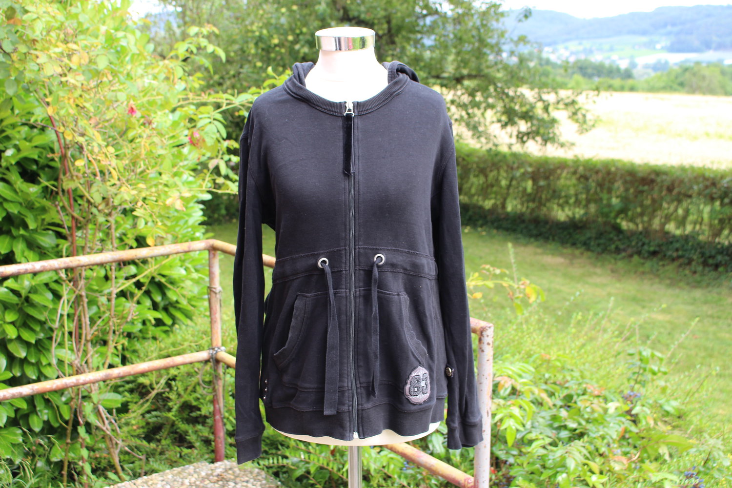 schwarzer Hoodie detaillreich