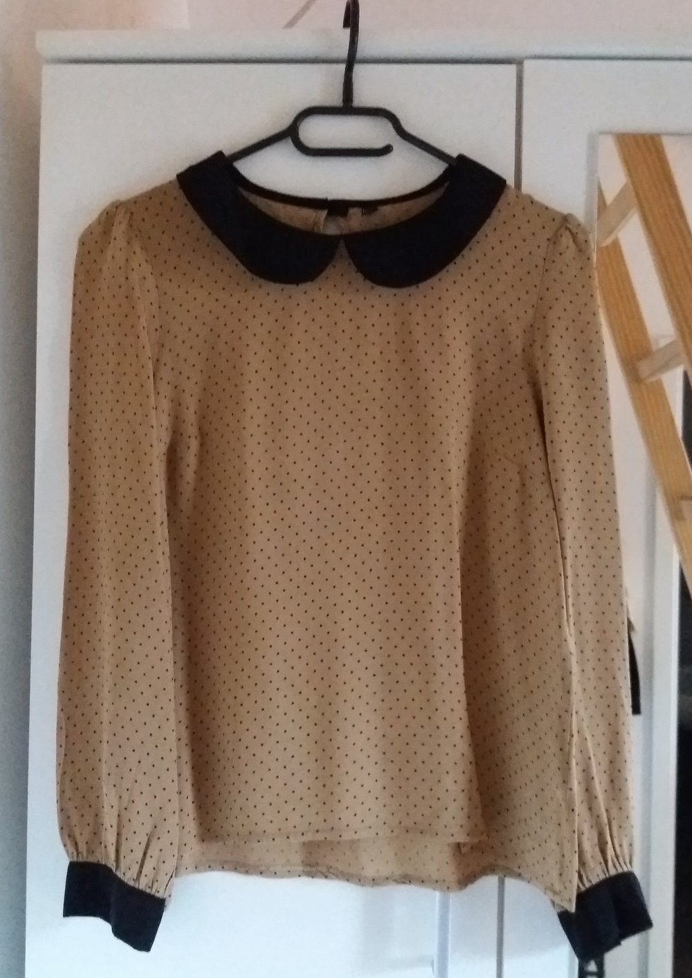 beige nude Bluse mit schwarzen Punkten Polka Dot Bubikragen Kontrast Peter Pan Chiffon 36 38