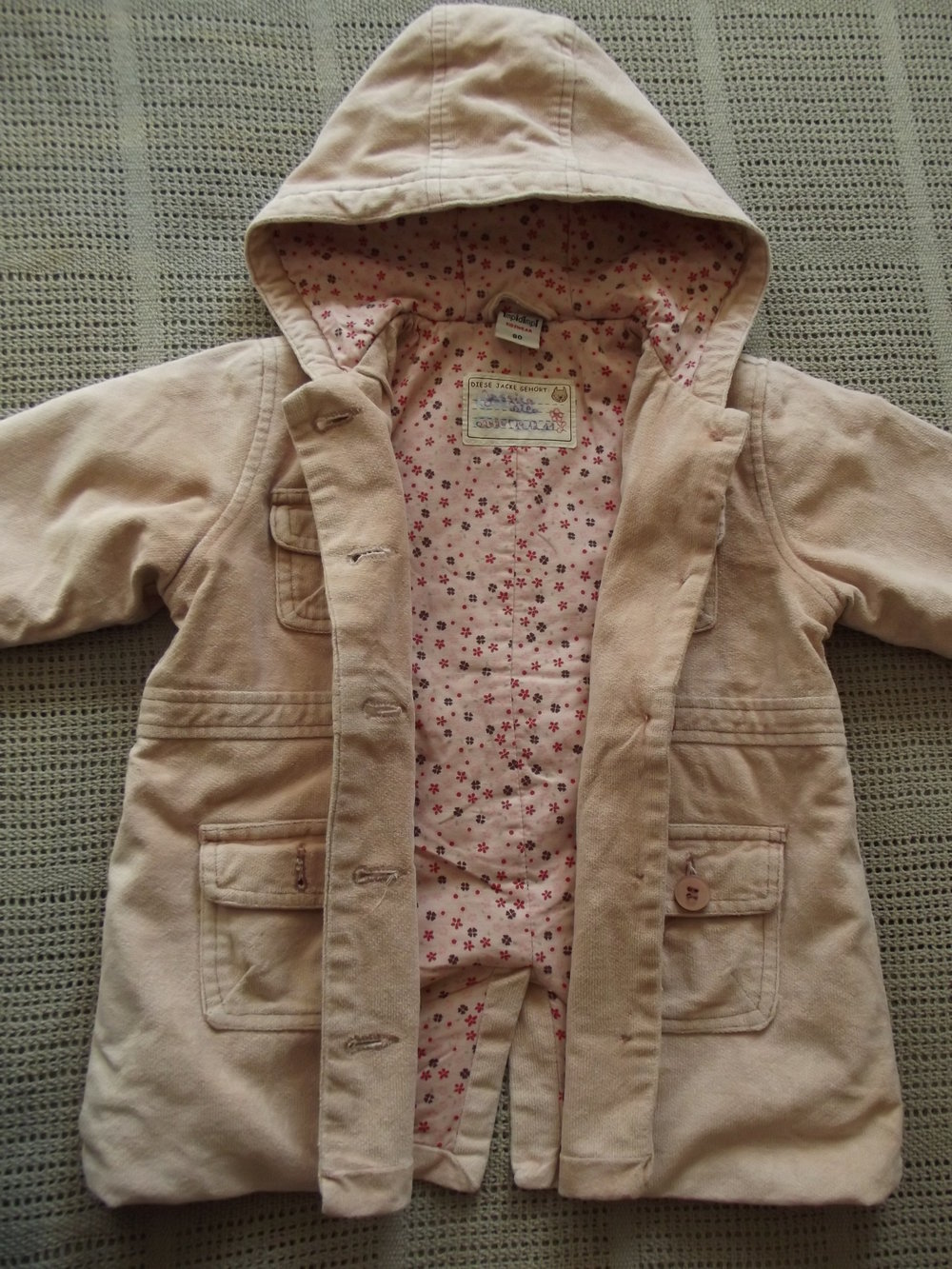 Süßes Mäntelchen mit Kapuze