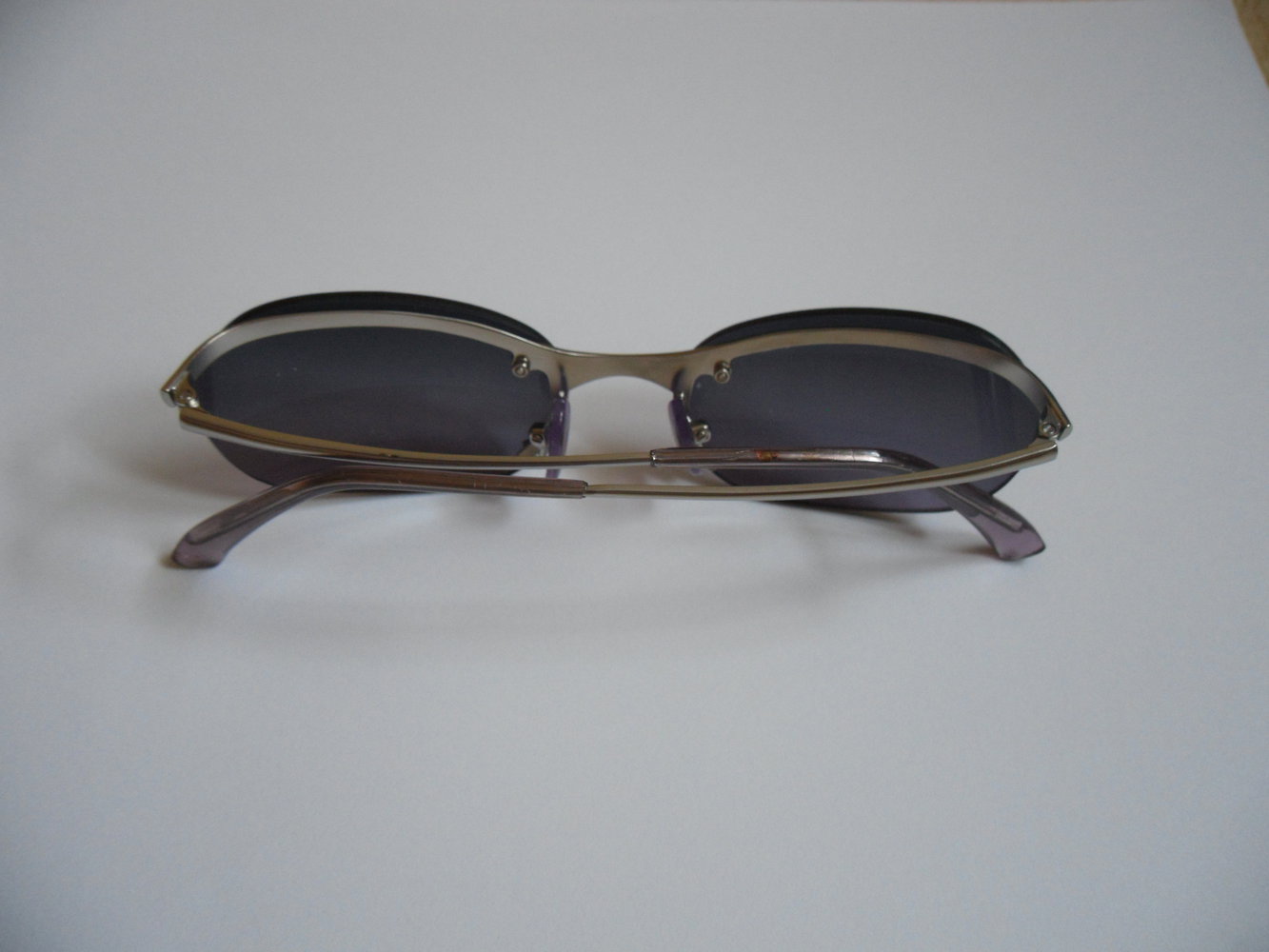 Sonnenbrille mit violetten Gläsern 