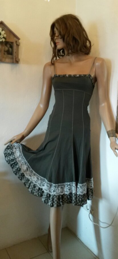 Olivgrünes Kleid mit Volant-Saum