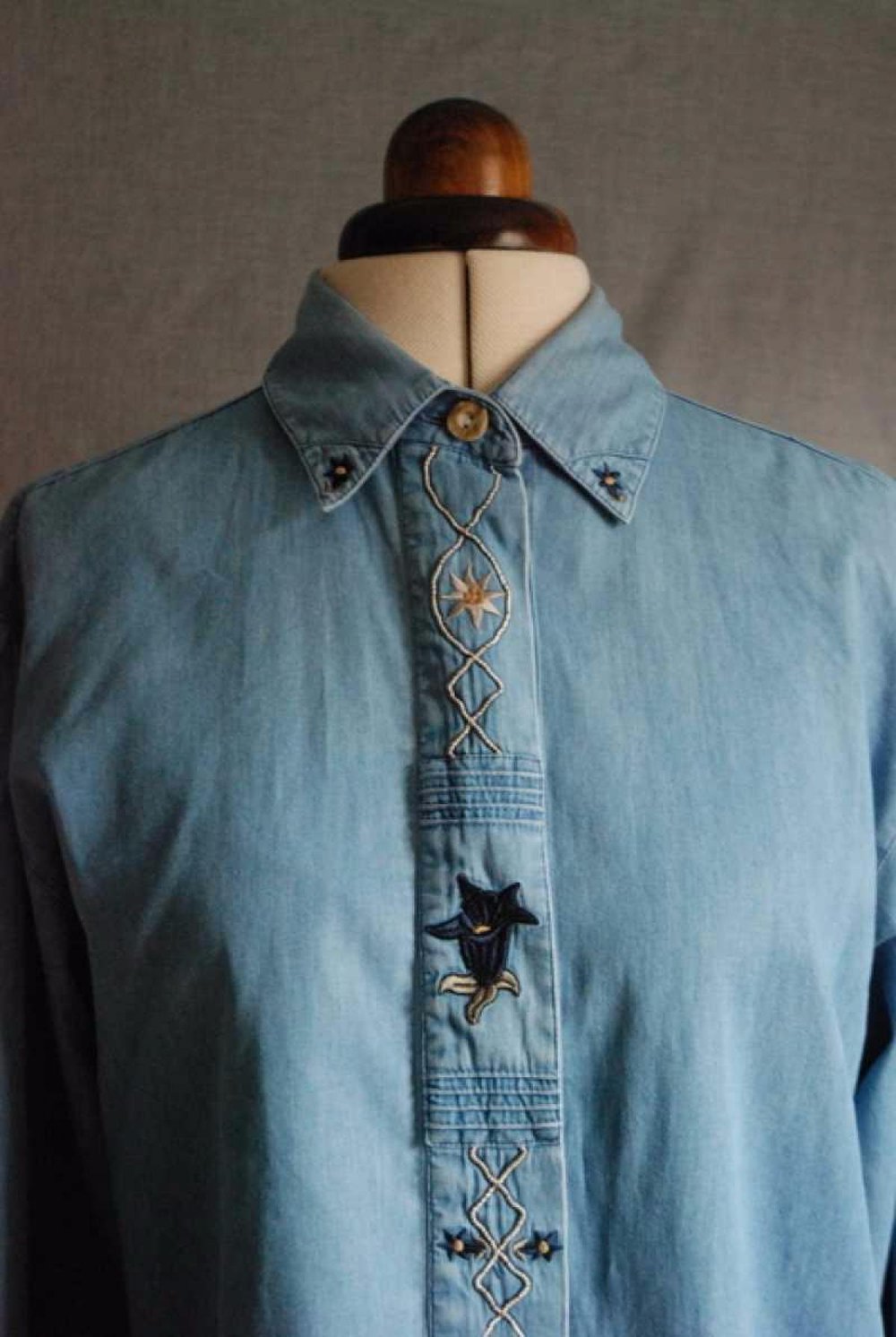 Vintage Jeanshemd mit Stickereien 