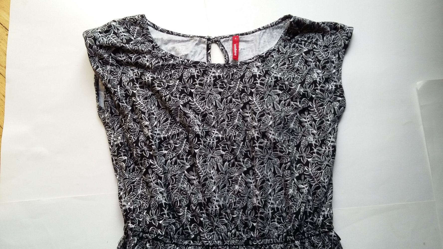 NEU Kleid S 36 38 Sommerkleid manguun NP 40€ Blumen Blumenmuster schwarz weiß knielang