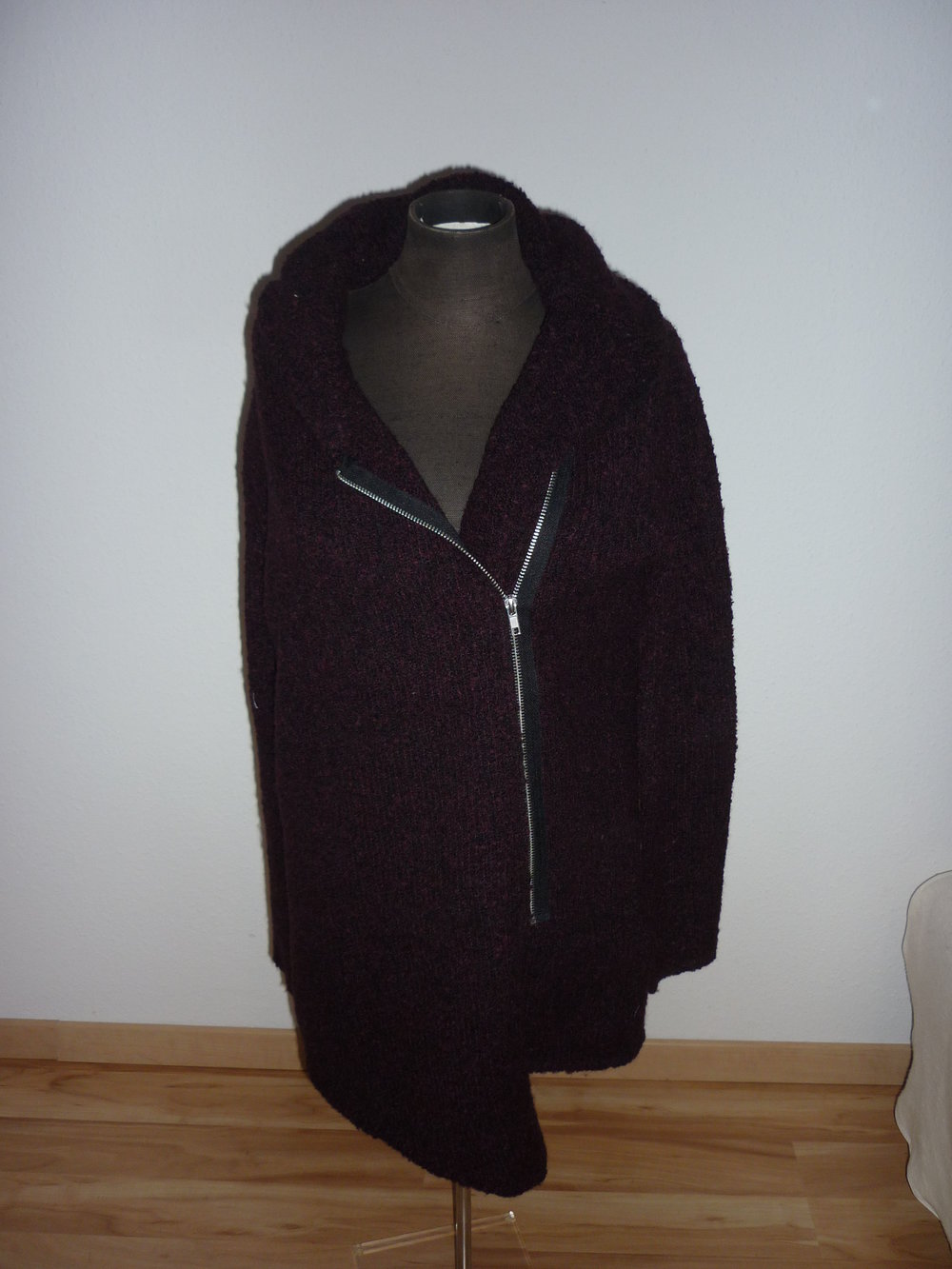 NEU: H&M Blogger drapierter asymetrischer boucle Caridgan oversize beere Größe XS 34 36 