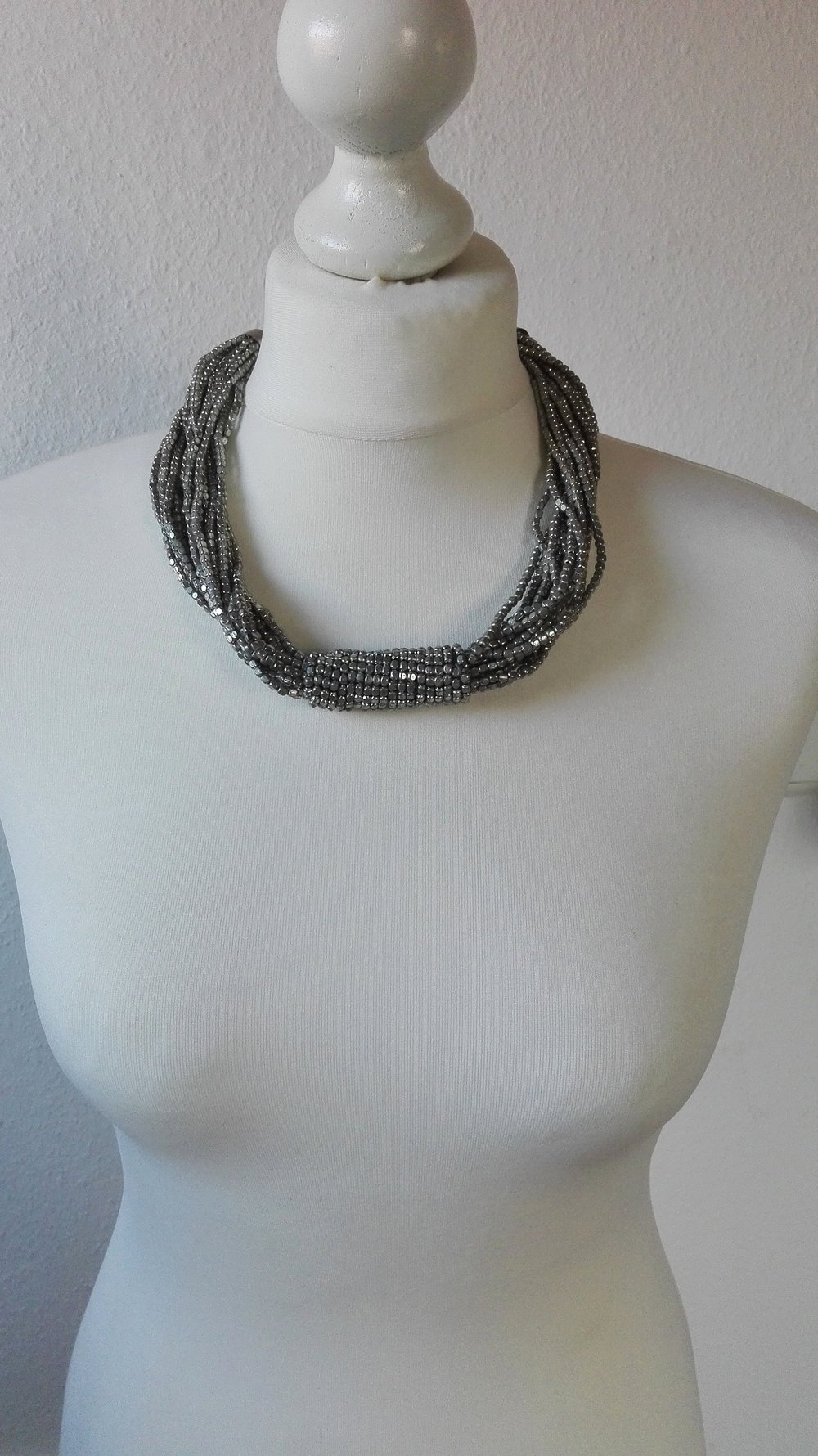 Silber grau farbene Statementkette