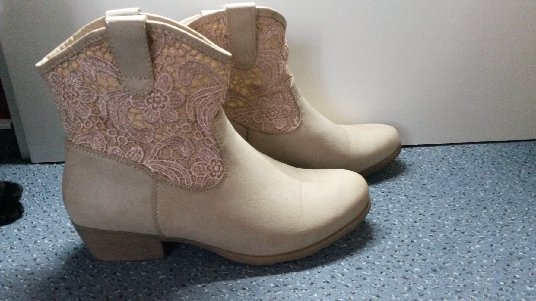 Cowboy Stiefel / Stiefeletten mit Spitze nude / Hellbrau