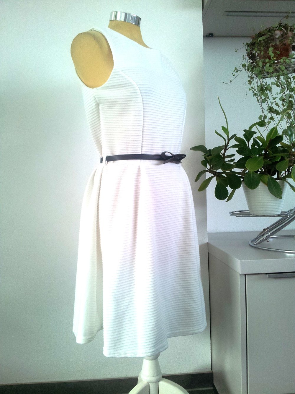 Atmosphäre Weises Kleid Schleifengürtel 