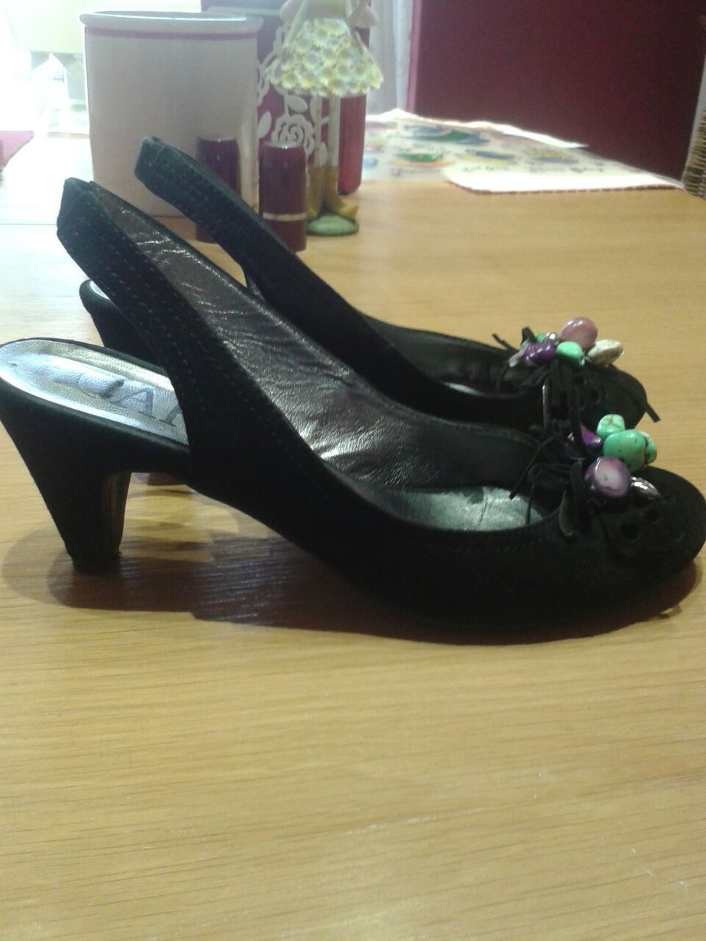 Schwarze Pumps mit Steinchen