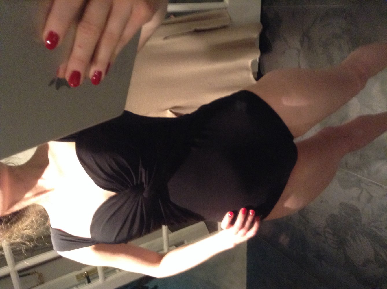 Badeanzug geknotet an der Brust