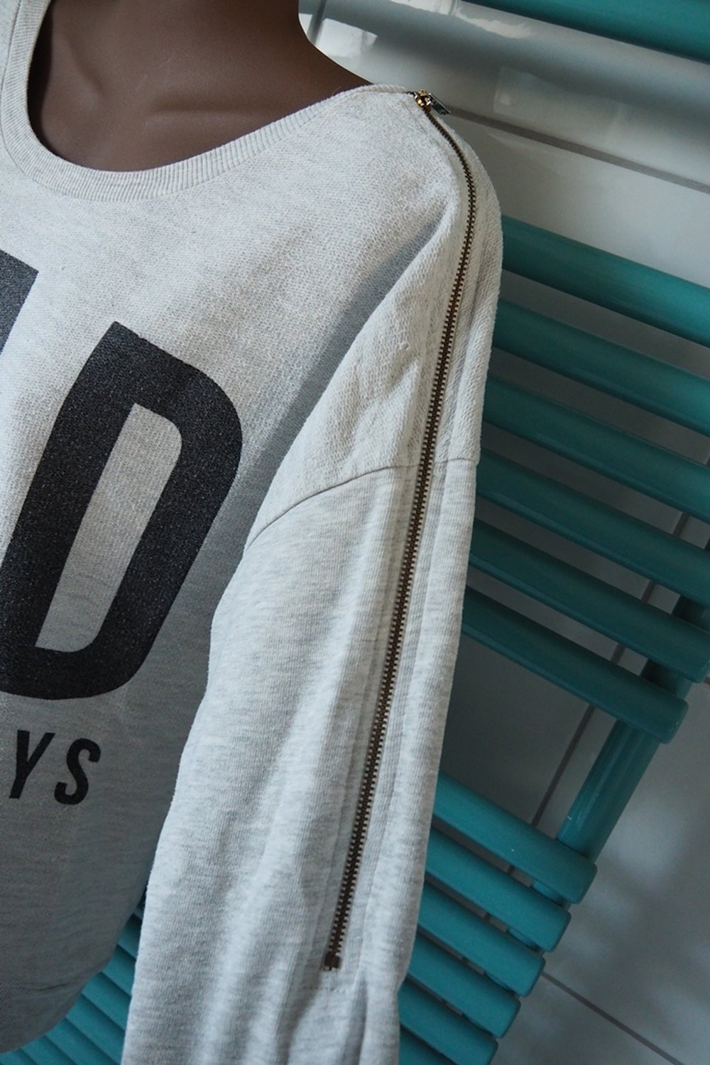 Grauer Pullover mit Aufschrift von Tally Weijl