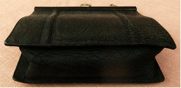 Damen Umhängetasche anthrazit / dunkelgrau in Lederoptik - Mit goldfarbenem Umhängekettchen 