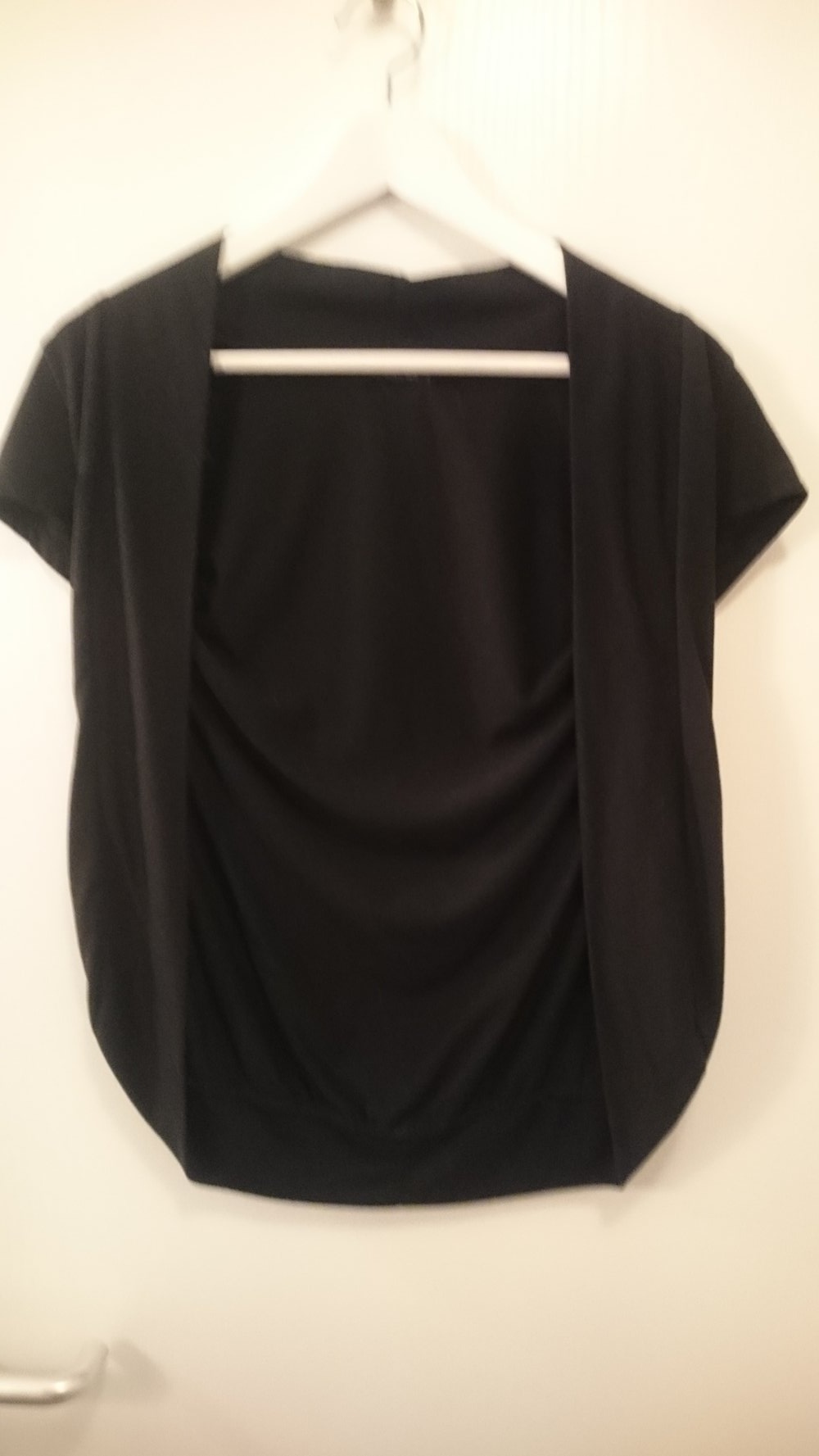 Leichtes, schwarzes Jäckchen