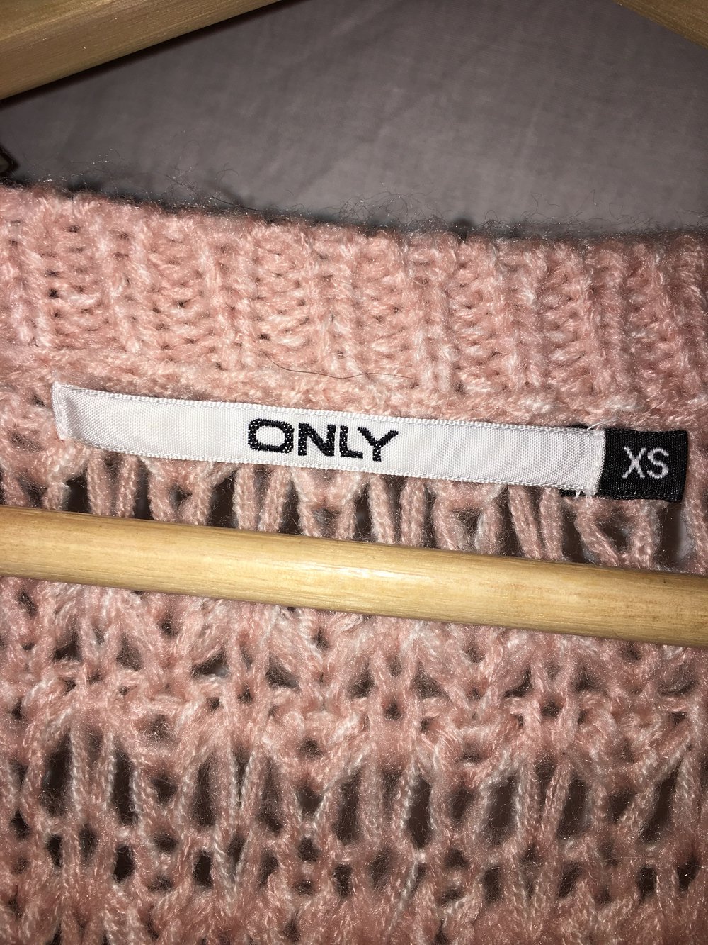 rosa gelöcherter Pullover