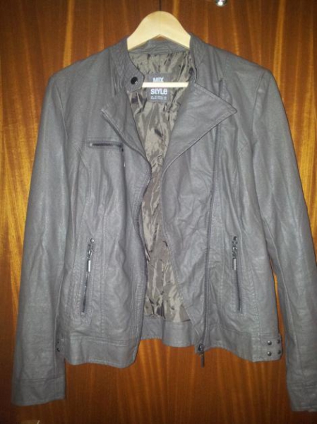 Graue Kunstlederjacke