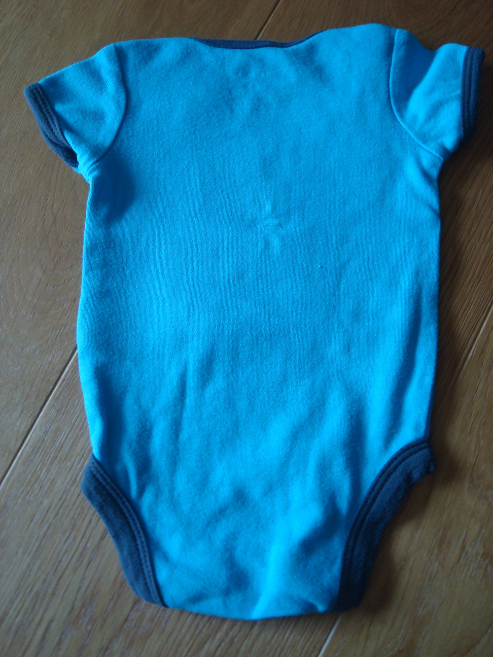 2 Kurzarmbodys für Babyjungen