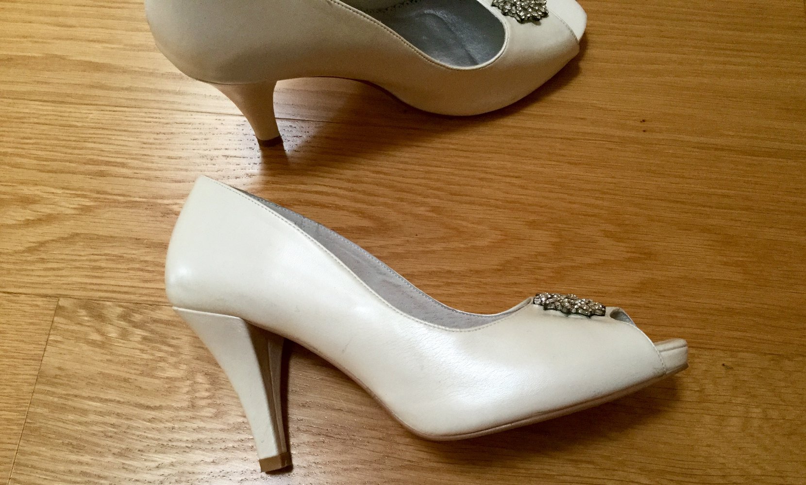Mein Traumhochzeitskleid von Lilly Brautmutter den in Größe 36 und in der Farbe Ivory.Plus Schuhe und Schleier